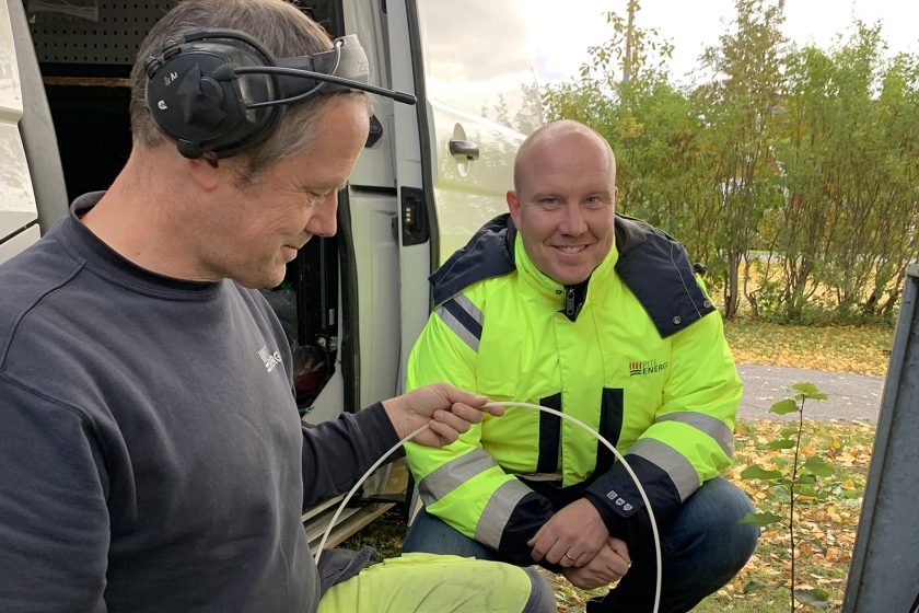 Niclas och Björn installerar fiber