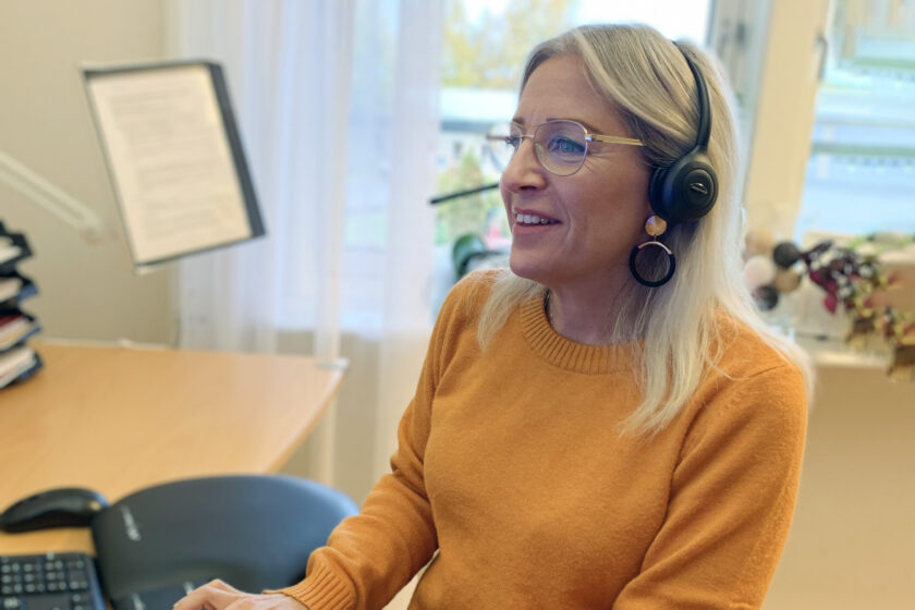 Annica Pettersson iförd headset sittandes i sitt kontor