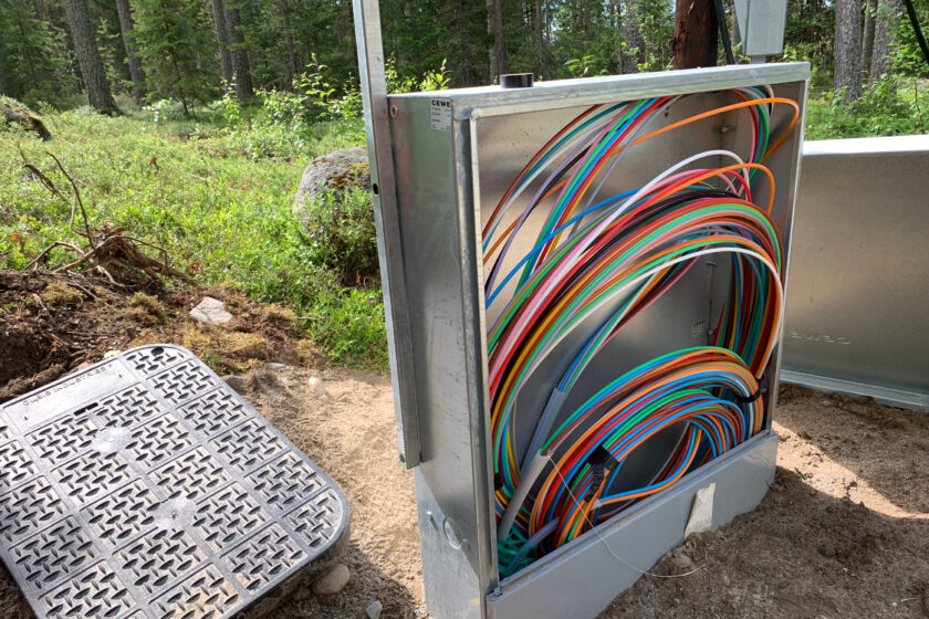 Öppet bredbandsfiber-skåp på Fårön i solsken