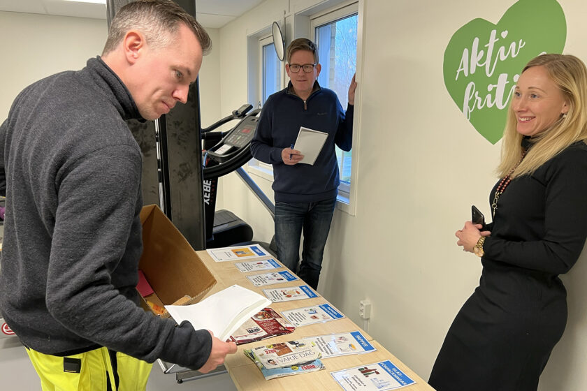Rickard Lindqvist deltar i sorteringstävling som leds av Daniel Eriksson och Sofie Edström under PiteEnergis hållbarhetsdag