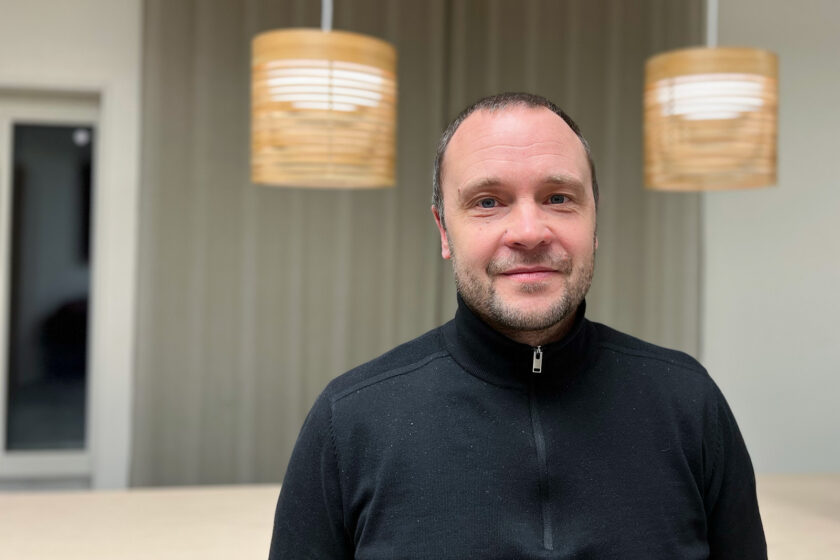Foto på Anders Ådemo med två taklampor i bakgrunden