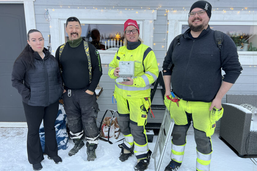 Gruppfoto utanför hemmet hos kunderna Malin och Mikael (till vänster i bild) tillsammans med Jenny Grankvist och Rasmus Lundberg, två medarbetare på PiteEnergi