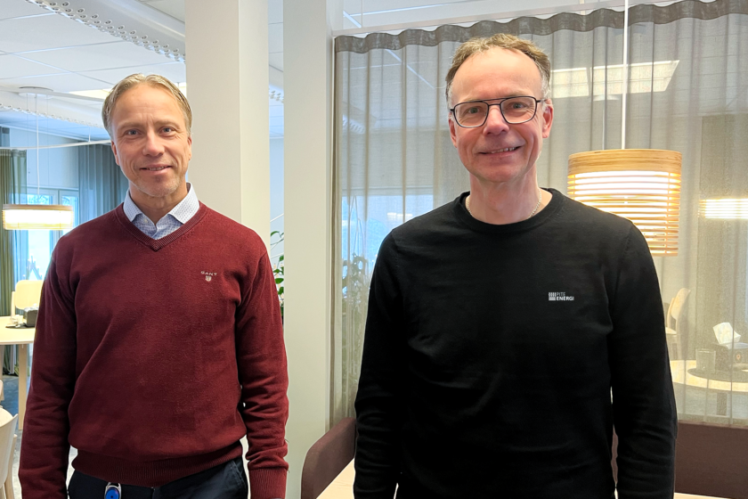 Foto på Jörgen Andersson Strand, VD och Fredrik Alm, elnätchef taget i lunchrummet på PiteEnergis kontor