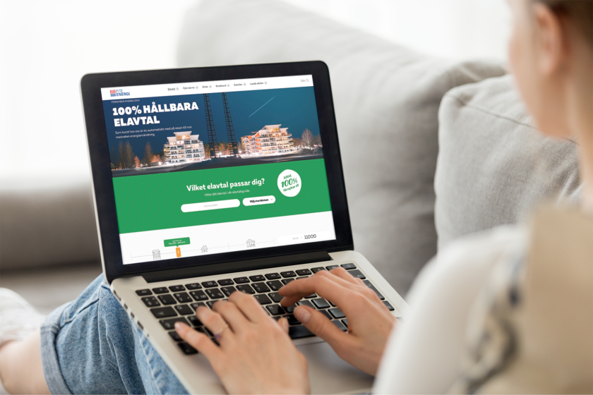 Kvinna med dator i knät som visar PiteEnergis elavtalsguide