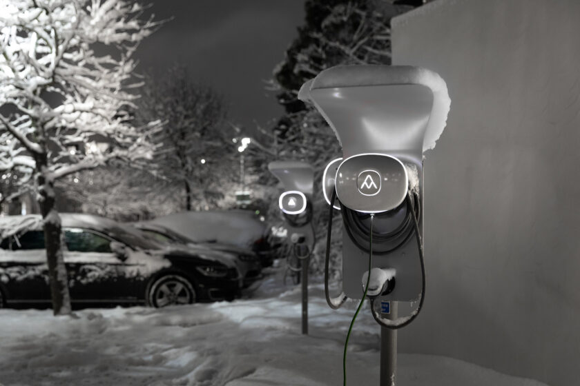 Elbilsladdare på rad på snötäckt parkering