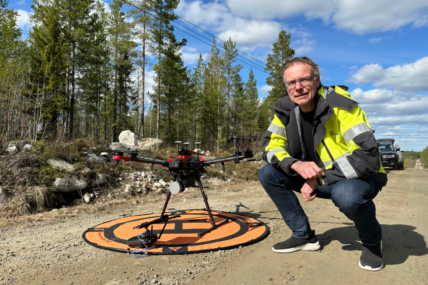 Fredrik Alm, chef Elnät bredvid en drönare