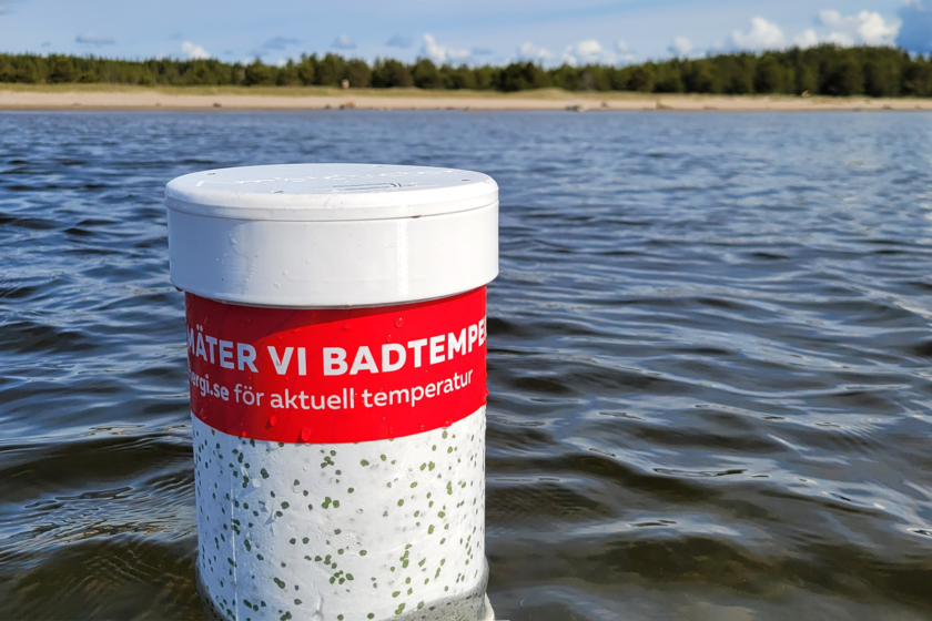 Boj som mäter badtemperatur i vattnet utanför Gläntan, Piteå