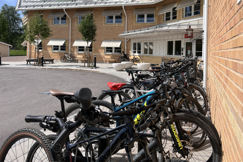 Cyklar uppradade på cykelparkering