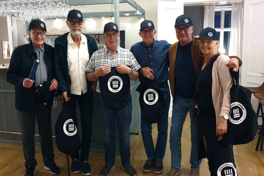 några av våra seniorer uppställda med keps och tygväska med seniorlogo