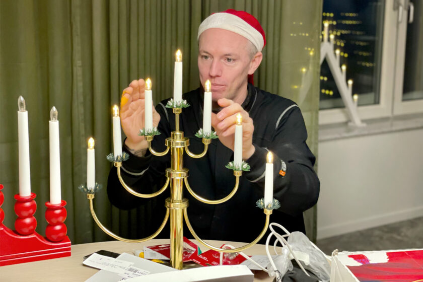 Rickard Lindqvist lagar ljusstake under tomteverkstad i lunchrummet på PiteEnergis huvudkontor