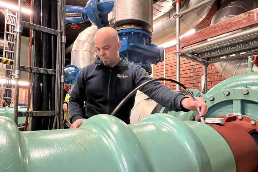 Fjärrvärmetekniker Daniel Öberg kontrollerar temperatur på fjärrvärmerör