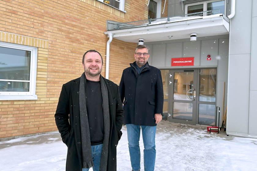 Porträttbild på Anders och Peter utanför PiteEnergis kontor