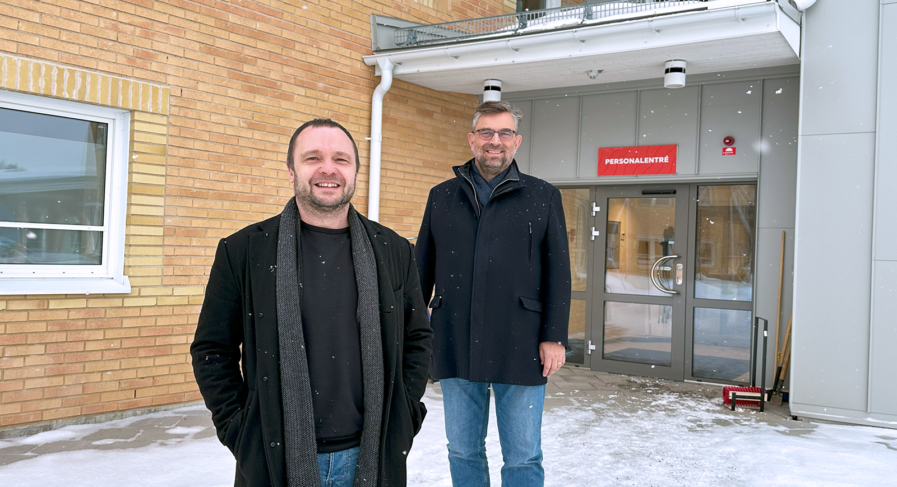 Porträttbild på Anders och Peter utanför PiteEnergis kontor