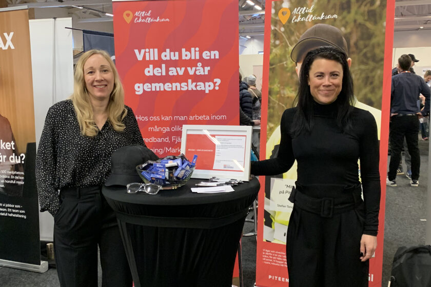 Sara och Sofie i montern på rekryteringsmässan