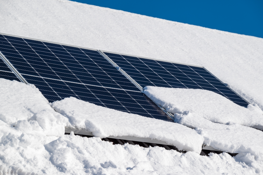Solceller på delvis snötäckt tak