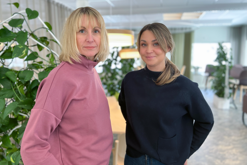 Porträttbild av våra elhandlare Elisabeth och Sofie i vårt lunchrum