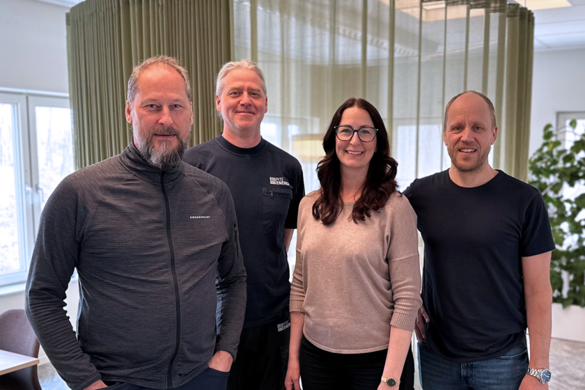 Porträttbild av Tomas Lundquist, Ulf Marklund, Josefin Nordqvist och Robert Nordlund från bredbandsavdelningen fotograferade i vårt lunchrum.