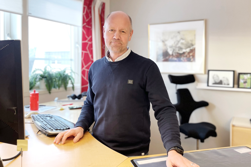 Porträttbild av Johan Nilsson, chef på vår bredbandsavdelning, ståendes vid sitt skrivbord
