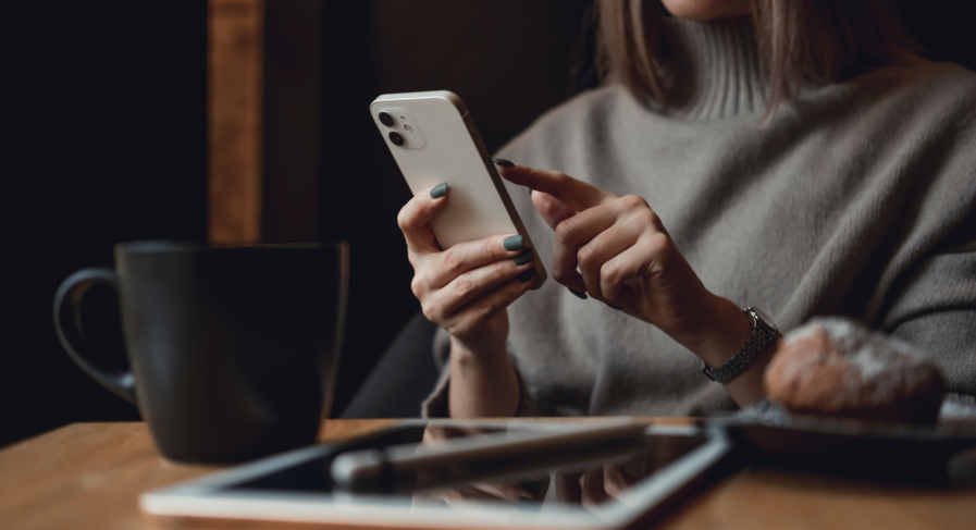 Kvinna som använder sin mobiltelefon