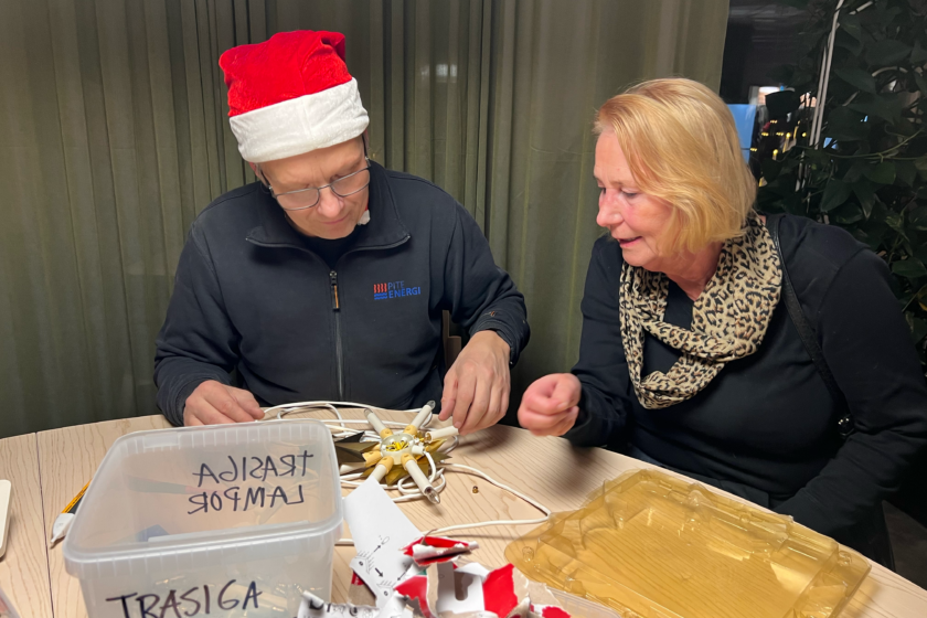 En elektriker som hjälper till att laga trasiga adventsljusstakar.