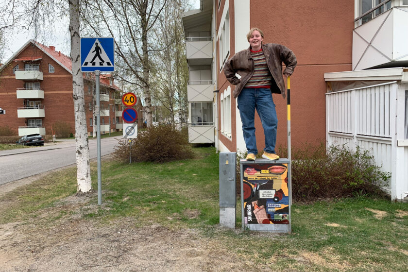 Pite on my mind en av konstnärerna vid sitt skåp