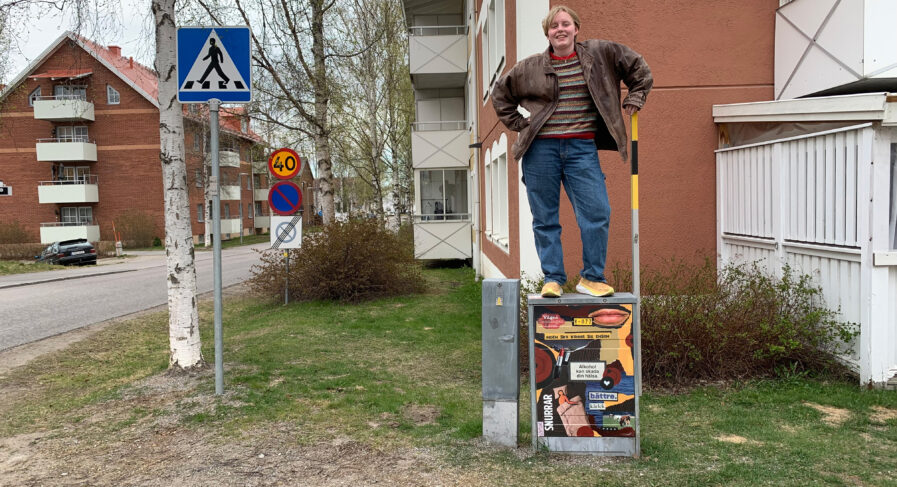 Pite on my mind en av konstnärerna vid sitt skåp