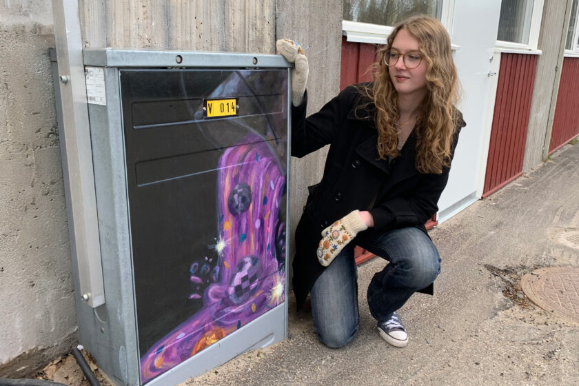 Pite on my mind en av konstnärerna vid sitt skåp