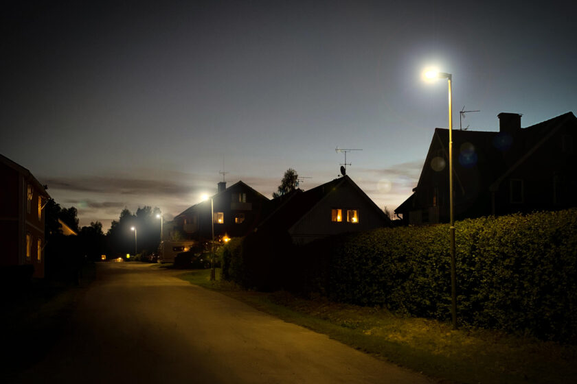 Mörk gata upplyst av gatlljus