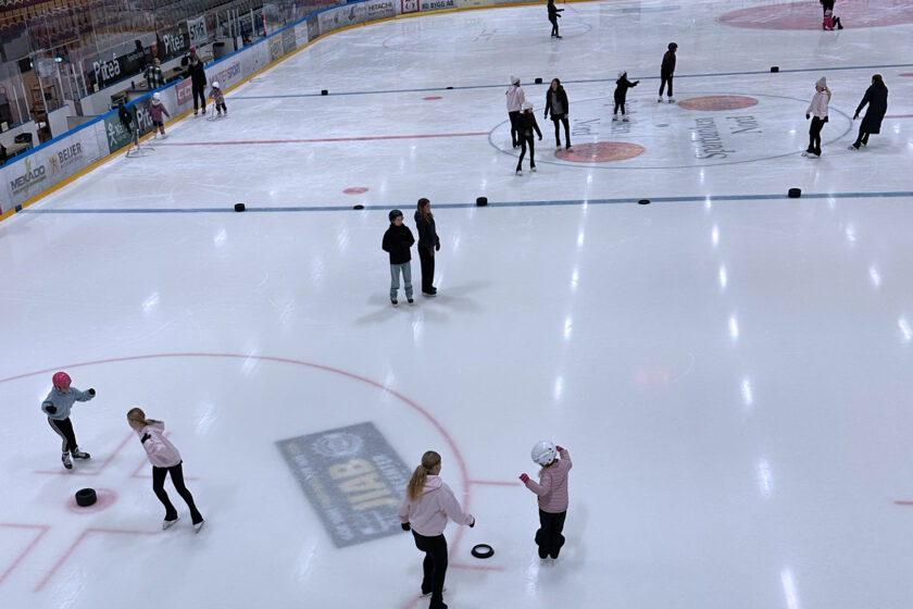 Barn som åker skridskor på LF Arena
