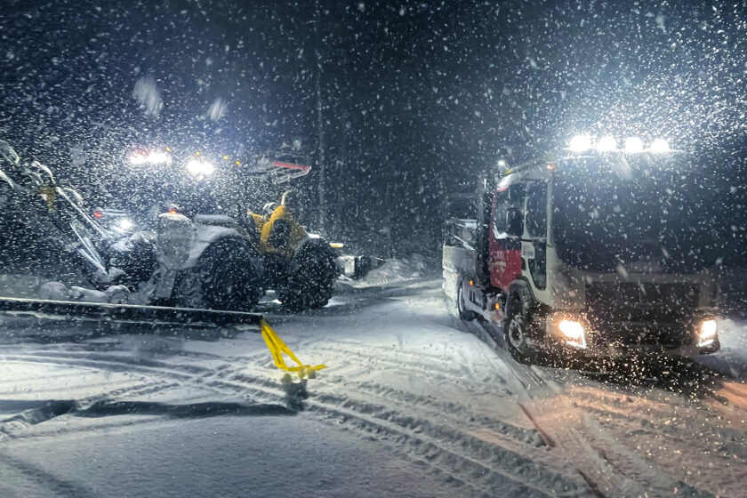 Lastbil i snöoväder